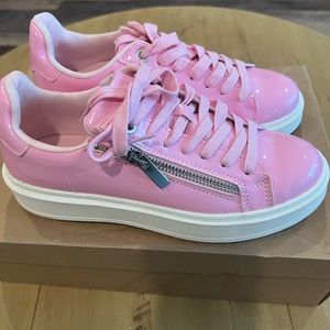 🌷New Steve Madden Pink patent platform shoes (women’s)